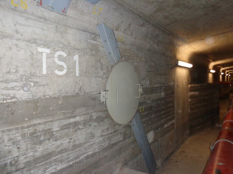 Ausstiegsluke zur Außengalerie für Trennschnitt 1 und Halteschienen innen