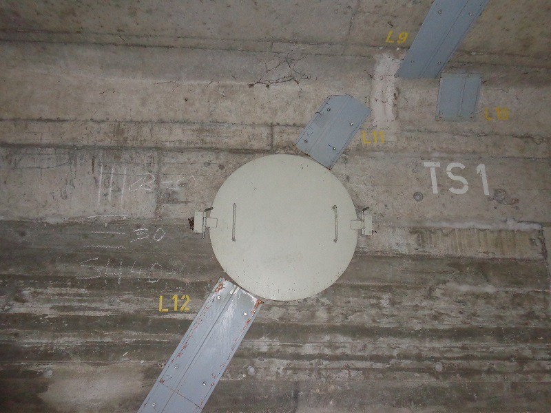 Ausstiegsluke zur Außengalerie für Trennschnitt 1 und Halteschienen innen