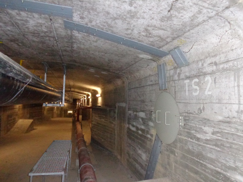 Ausstiegsluke zur Außengalerie für Trennschnitt 2 und Halteschienen innen