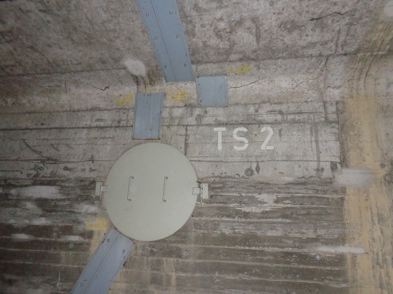 Ausstiegsluke zur Außengalerie für Trennschnitt 2 und Halteschienen innen