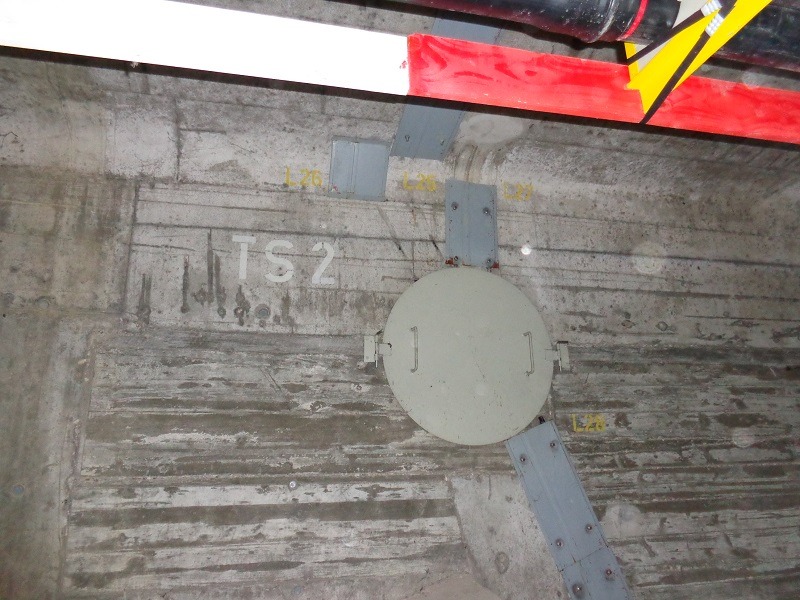 Ausstiegsluke zur Außengalerie für Trennschnitt 2 und Halteschienen innen