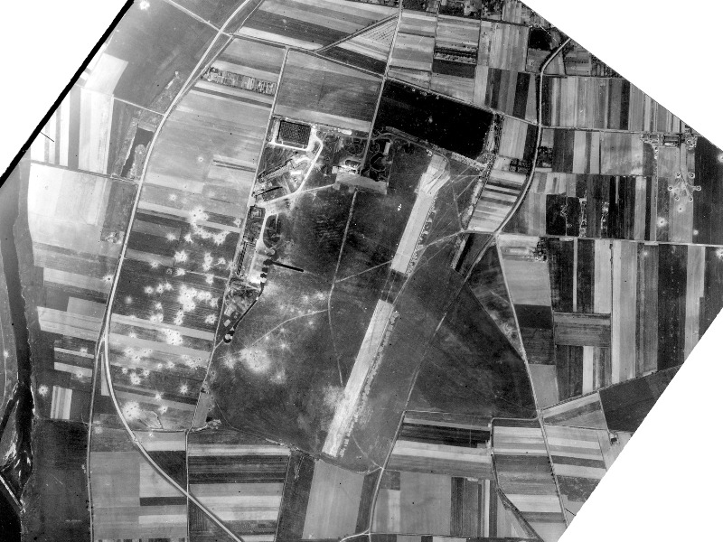 Flugplatz Kassel-Waldau, Deutschland, 1944 (nach Norden ausgerichtet)
